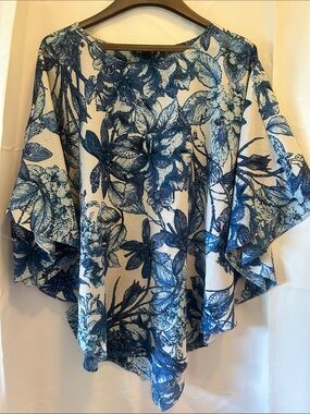 Roz & Ali White and Blue Floral Flow Top